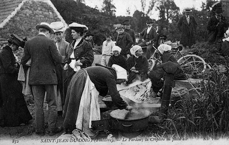 Crêpière en plein air au pardon de Saint-Jean-du-Doigt, carte postale ancienne du Finistère