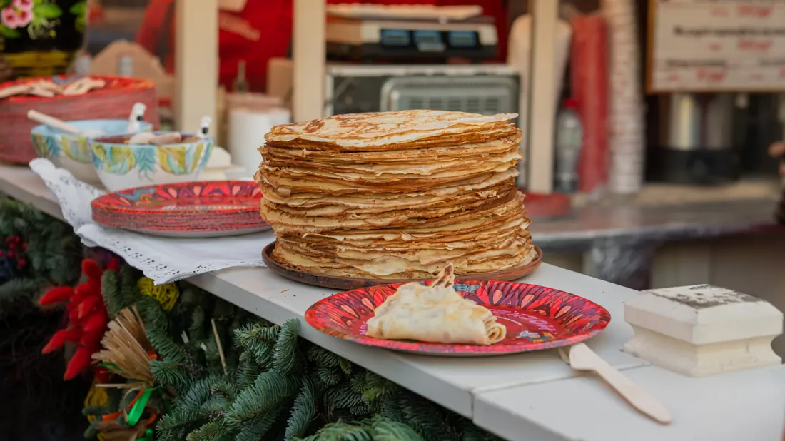 Pile de crêpes fines sur une assiette