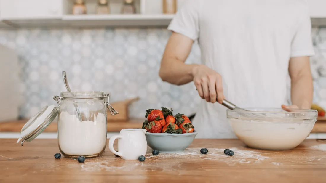 Pâte à crêpes et fouet dans un saladier
