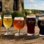 Cinq bieres bretonnes artisanales sur table en bois