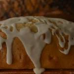 Un gâteau recouvert d'un glaçage blanc