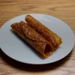 Crêpes dentelles roulées servies sur une assiette
