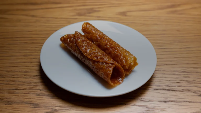 Crêpes dentelles roulées servies sur une assiette