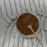 Graines de sarrasin dans une assiette avec une cuillère en bois