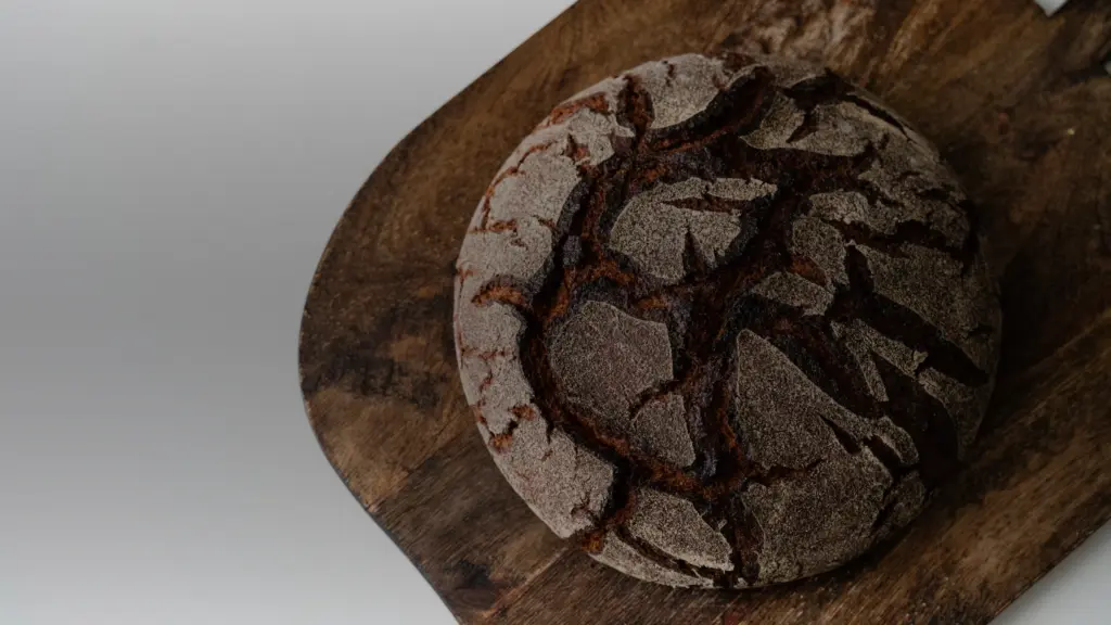Pain rond de sarrasin sur une planche en bois