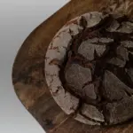 Pain rond de sarrasin sur une planche en bois