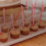 Verrines de mousse au caramel servies sur un plateau
