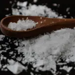 Fleur de sel dans une cuillère en bois