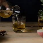 Cidre brut versé dans un verre, base de la sauce