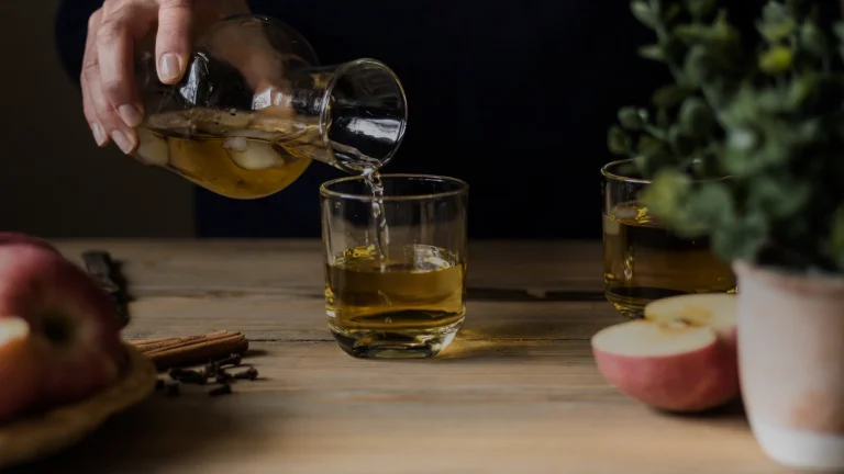 Cidre brut versé dans un verre, base de la sauce