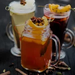 Boissons chaudes aux épices, orange et cannelle