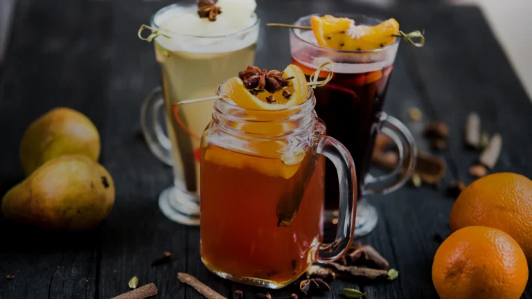 Boissons chaudes aux épices, orange et cannelle