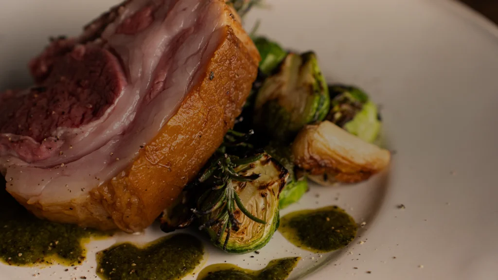 Jambon braisé servi avec sa garniture