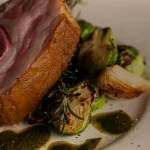 Jambon braisé servi avec sa garniture
