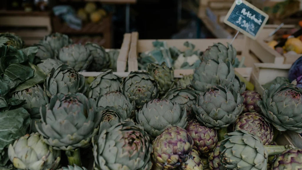Artichauts bretons sur un étal de marché