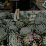 Artichauts bretons sur un étal de marché