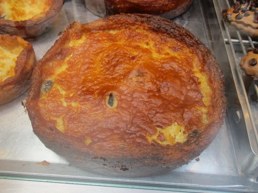 Far breton cuit, doré, présenté en vitrine d’une pâtisserie