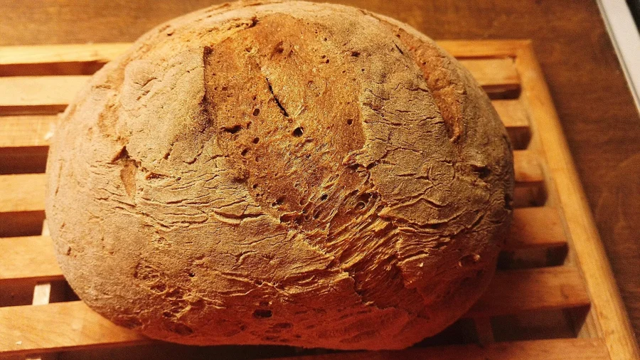 Pain de sarrasin fait maison, croûte dorée et fendillée