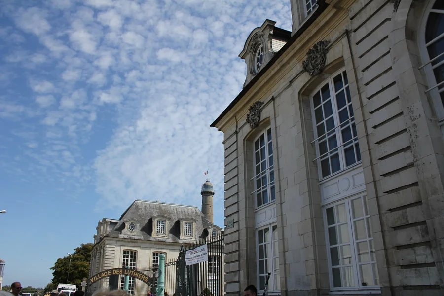 Pavillons Gabriel et tour de la Découverte dans l'enclos du port de Lorient, ancien site de la Compagnie des Indes