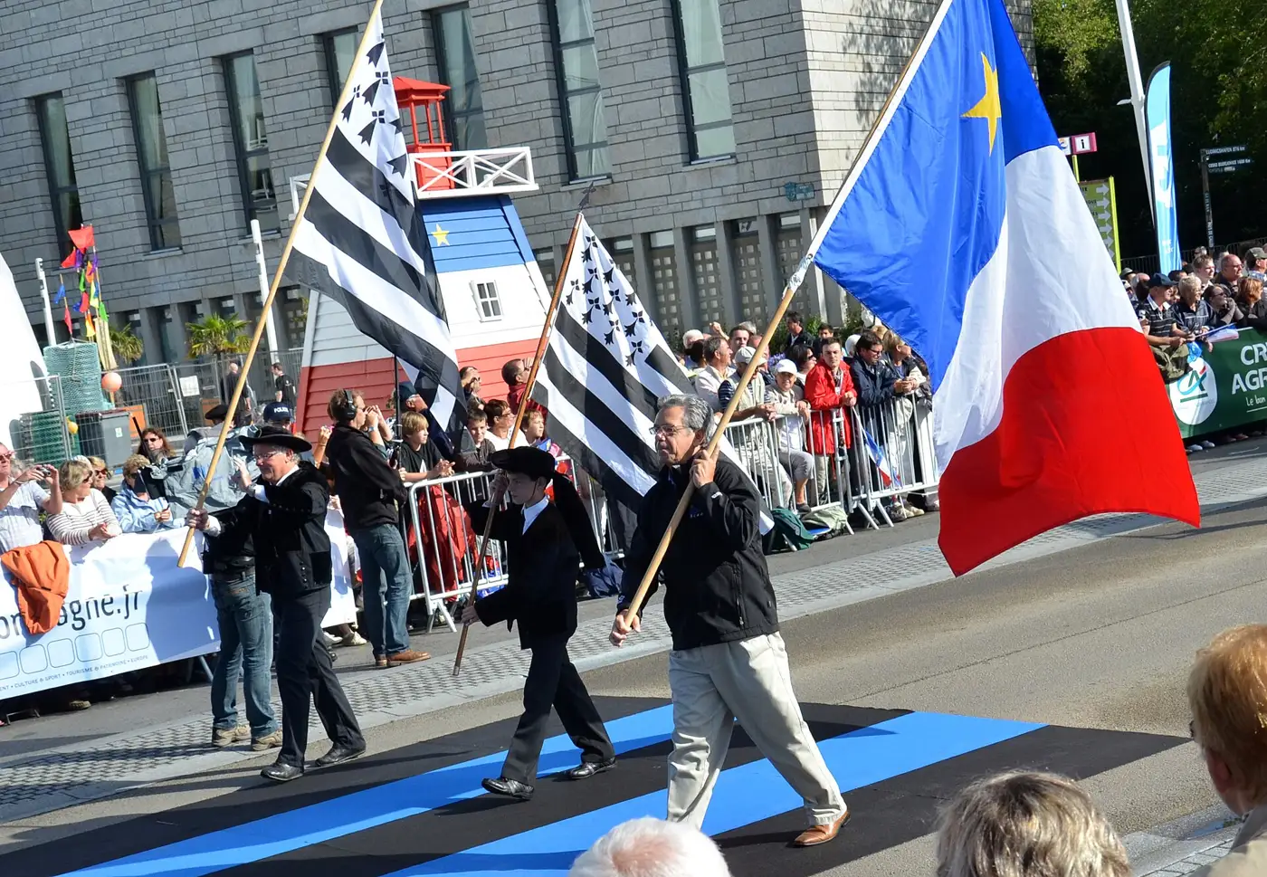 Porte-drapeaux avec des Gwenn ha Du pendant la grande parade du Festival interceltique de Lorient